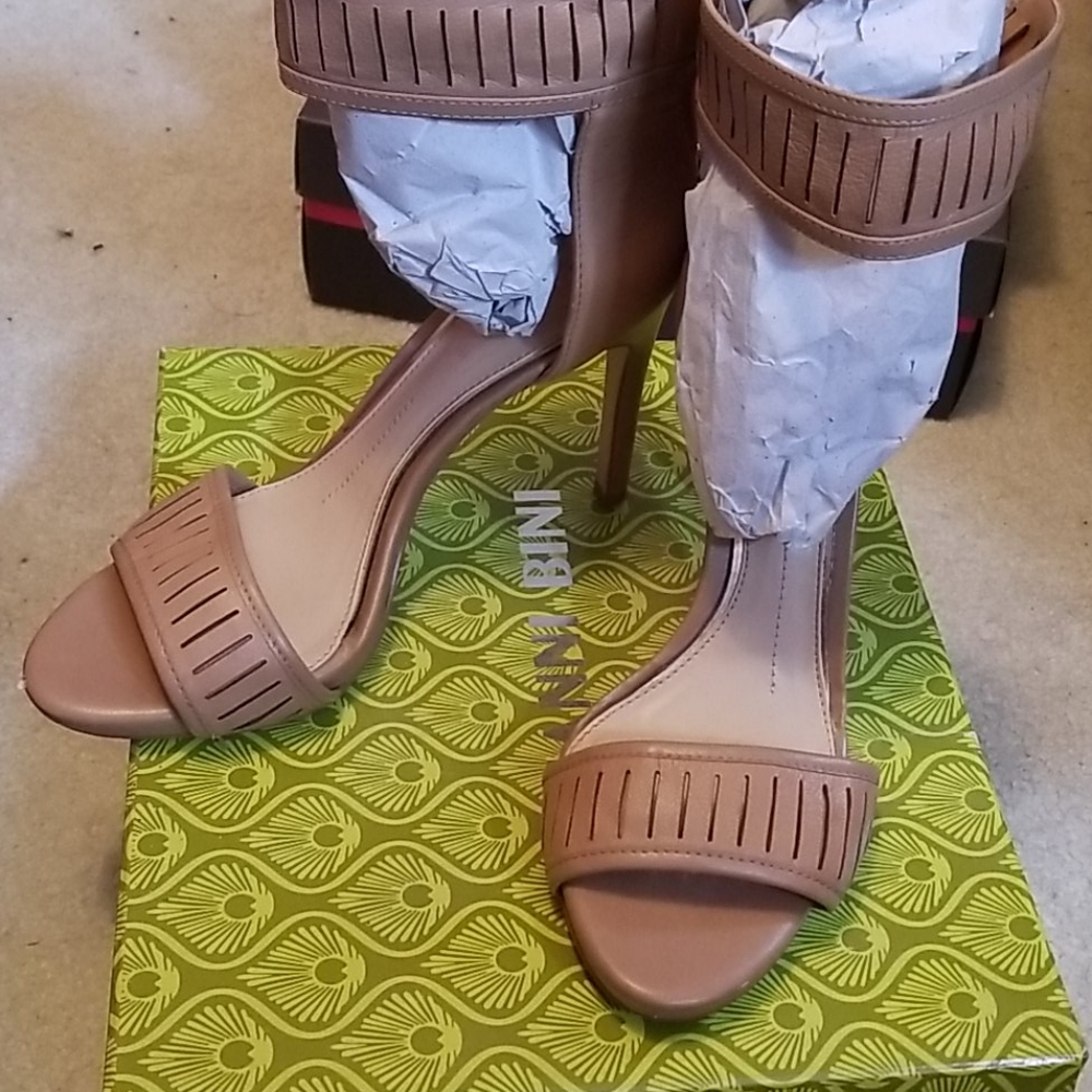 Heels - Picture 2 of 3